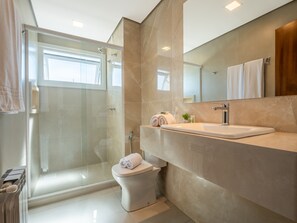 Haartrockner, Bidet, Handtücher, Seife