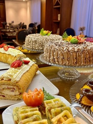 Tägliches inbegriffenes großes Frühstück