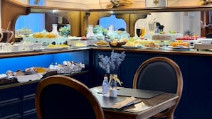 Een eetgedeelte met een buffetopstelling, inclusief diverse gerechten en een decoratief middelpunt.