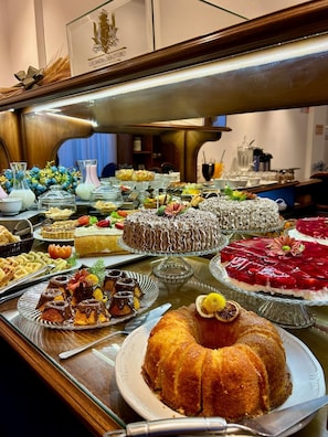 Petit déjeuner complet compris tous les jours