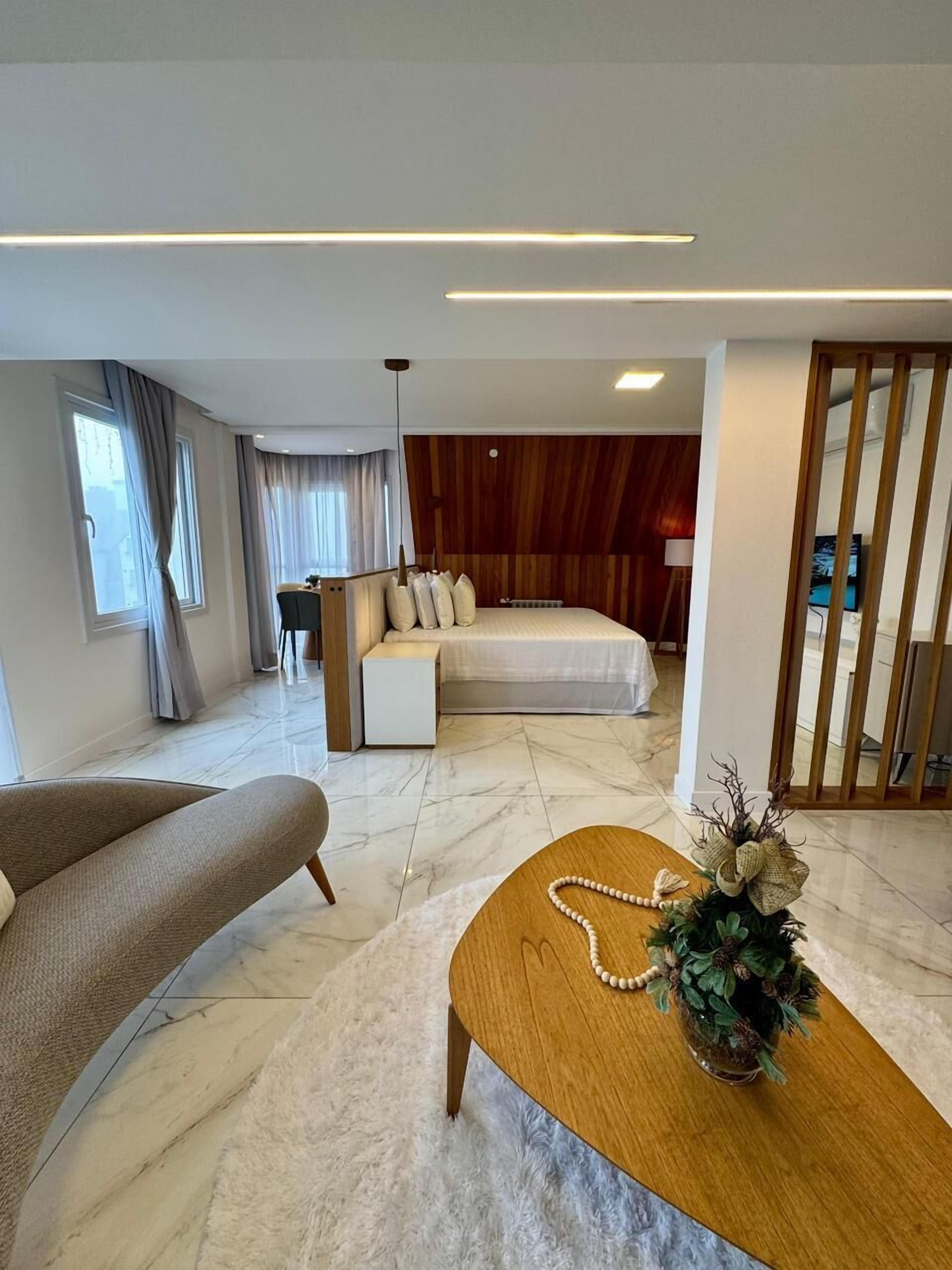 Literie hypoallergénique, surmatelas, minibar, ameublement personnalisé