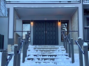 Exterior detail - 2-minute ski trail to the lift • Smuggs Condo⭐️ (Cambridge)