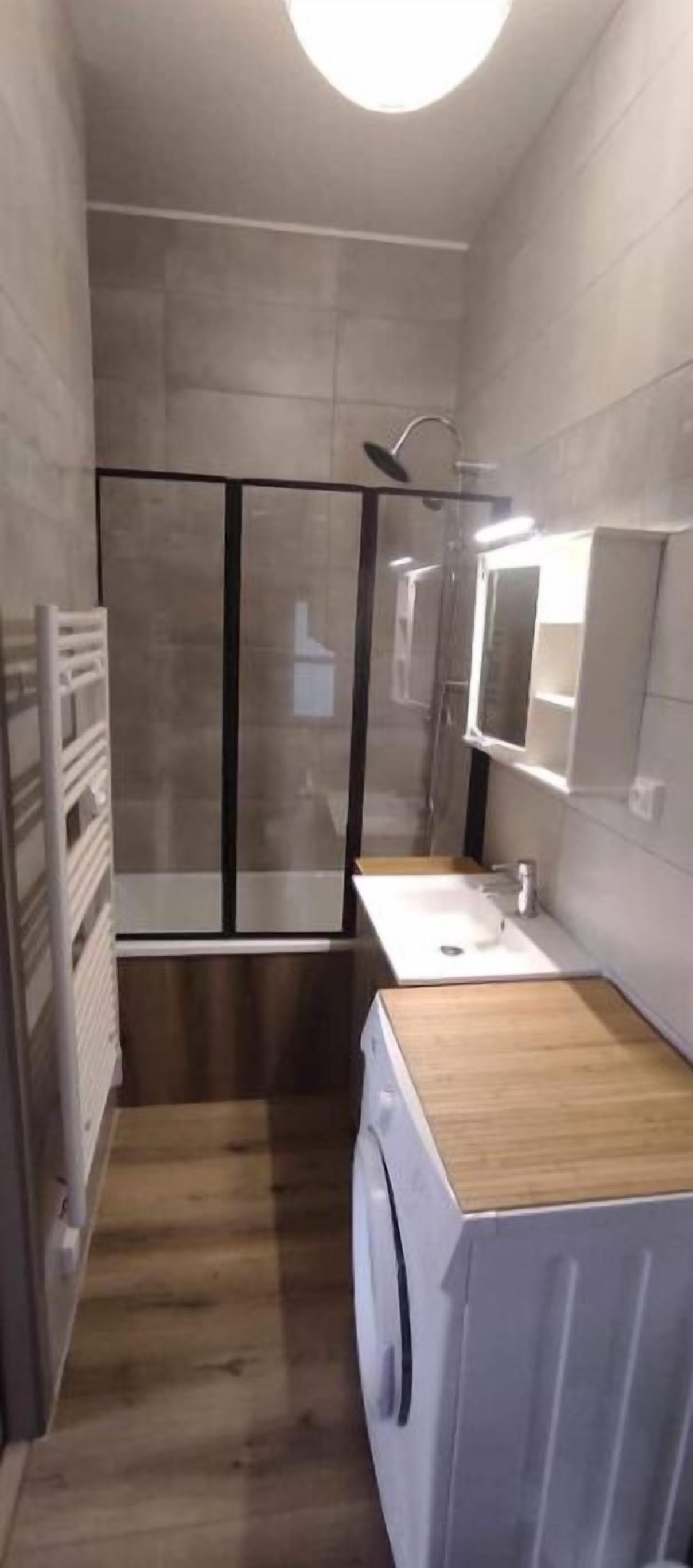 Secador de pelo, toallas, jabón y papel higiénico