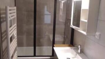 Sèche-cheveux, serviettes fournies, savon, papier toilette