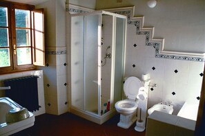 Douche, sèche-cheveux, bidet, serviettes fournies
