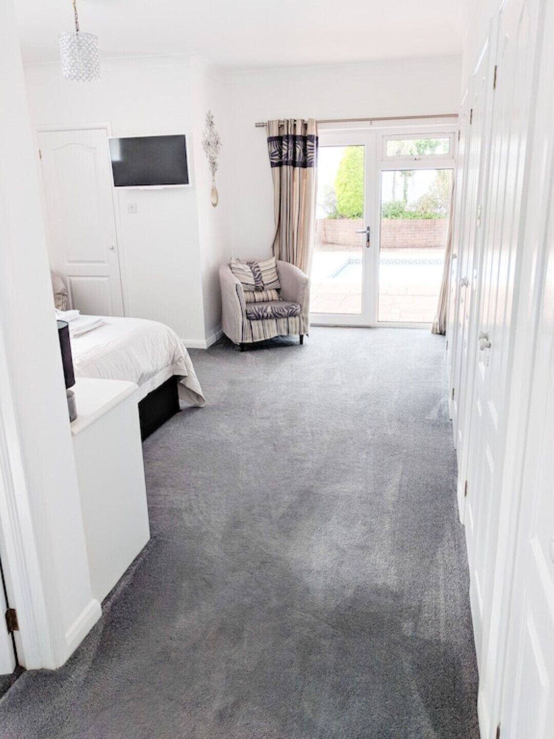 6 bedrooms, iron/ironing board, WiFi, bed sheets
