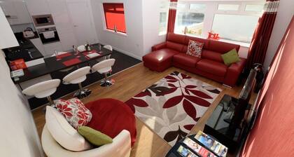 Impressive coastal property with private heated pool & hottub + cinema/gamesroom