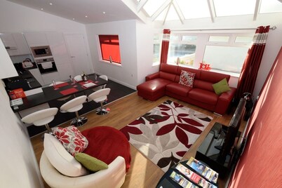 Impressive coastal property with private heated pool & hottub + cinema/gamesroom