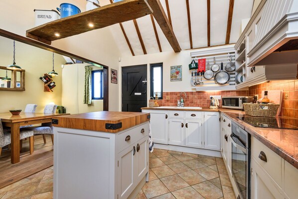 Fridge, microwave, oven, coffee/tea maker