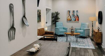 Downtown Loft
Cozy 1-bedroom apartment in adorable Aberdeen with WiFi
