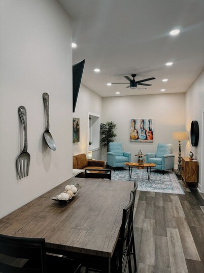  Downtown Loft 
Cozy 1-bedroom apartment in adorable Aberdeen with WiFi