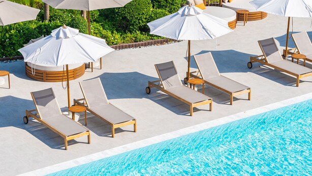 A poolside area with sun loungers and umbrellas. - Aura Del Sol (Zakynthos)