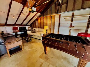 Smart TV, fireplace, table football, books - Xenia 3BD Home-Foosball Game Room-Fire Pit-Near Downtown (Xenia)