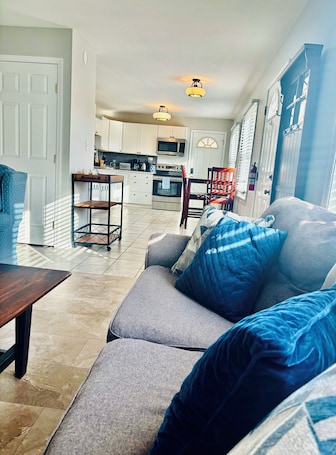Smart TV, fireplace, table football, books. Xenia 3BD Home-Foosball Game Room-Fire Pit-Near Downtown