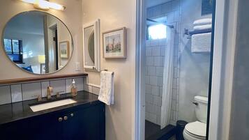 Secadora de cabello, toallas, jabón, papel de baño