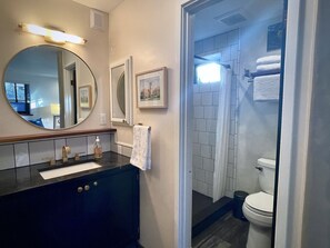 Een haardroger, handdoeken, zeep, toiletpapier