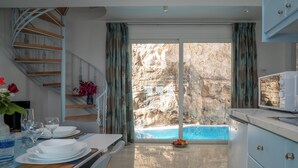 Comedor con vistas a un risco y una piscina.