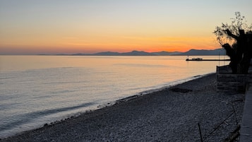 På stranden