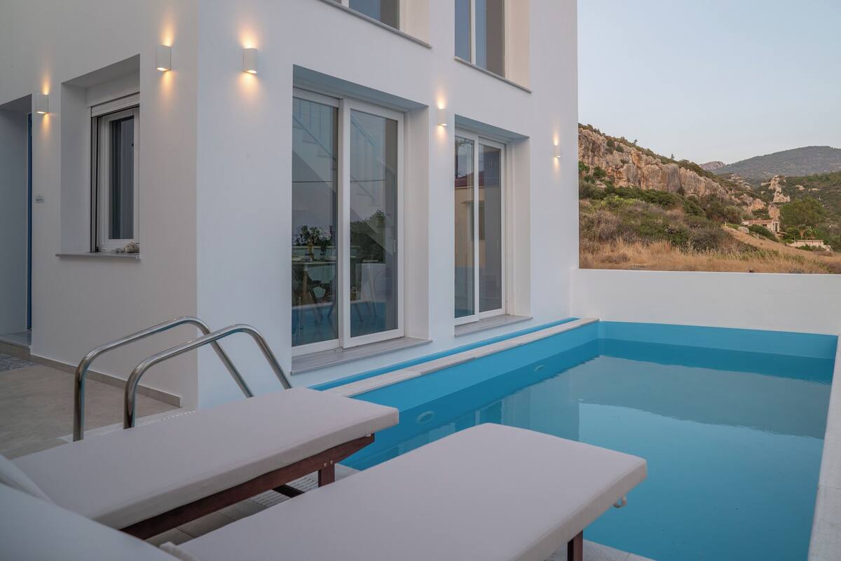 Un área moderna junto a la piscina con vistas despejadas del paisaje circundante.
