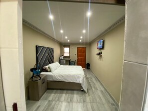 1 bedroom, iron/ironing board, WiFi, bed sheets - Relaxed spacious ensuite Tailored to the need of private and business travelers. (Johannesburg)