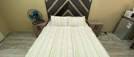 1 slaapkamer, een strijkplank/strijkijzer, wifi, beddengoed
