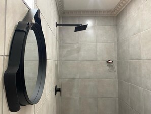 Shower, towels, soap, toilet paper - Relaxed spacious ensuite Tailored to the need of private and business travelers. (Johannesburg)