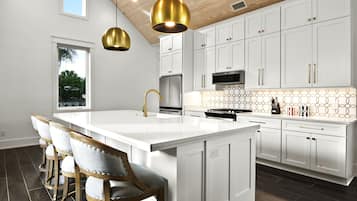 Geladeira, micro-ondas, fogão, cooktop