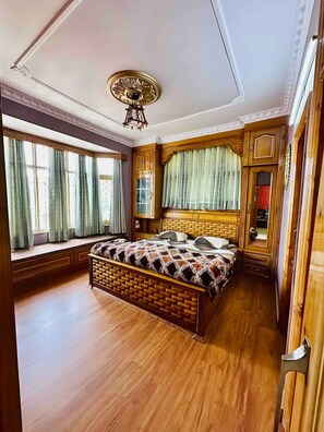 3 habitaciones, tabla de planchar con plancha, wifi y ropa de cama 