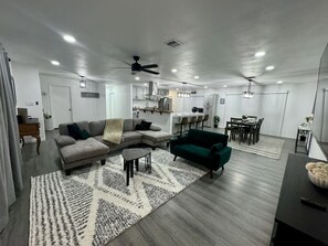 TV connectée, cheminée, jeux vidéo