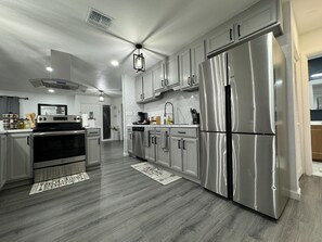 Réfrigérateur, micro-ondes, four, plaque de cuisson