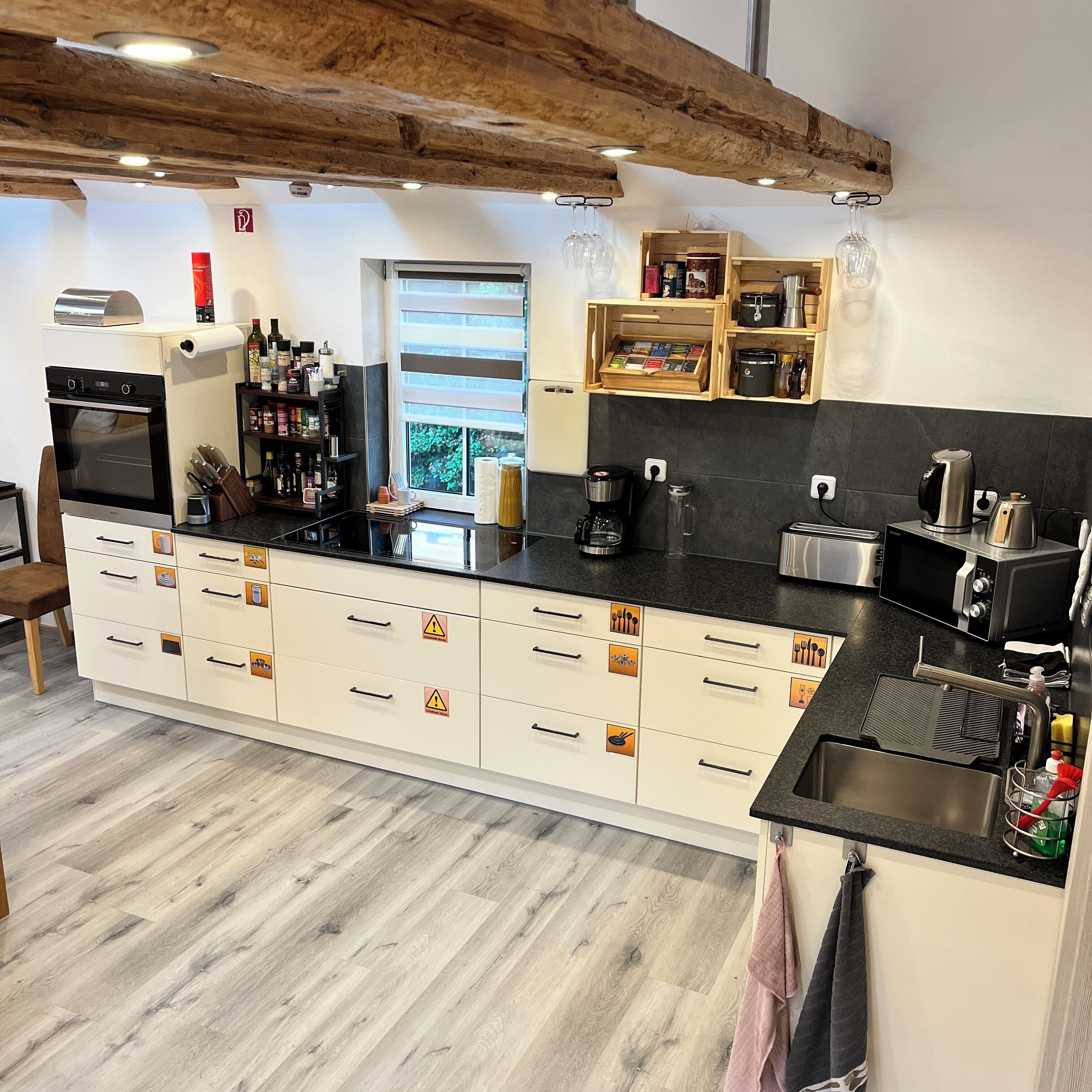 Frigorifero, microonde, forno, piano cottura