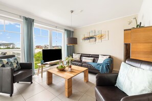 Télévision, table de tennis de table, chaîne hi-fi