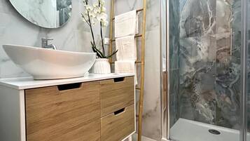 Habitación, balcón, vista al patio | Baño | Regadera, regadera tipo lluvia, amenidades de baño gratuitas