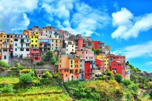 Una ladera llena de edificios de colores bajo un cielo despejado.