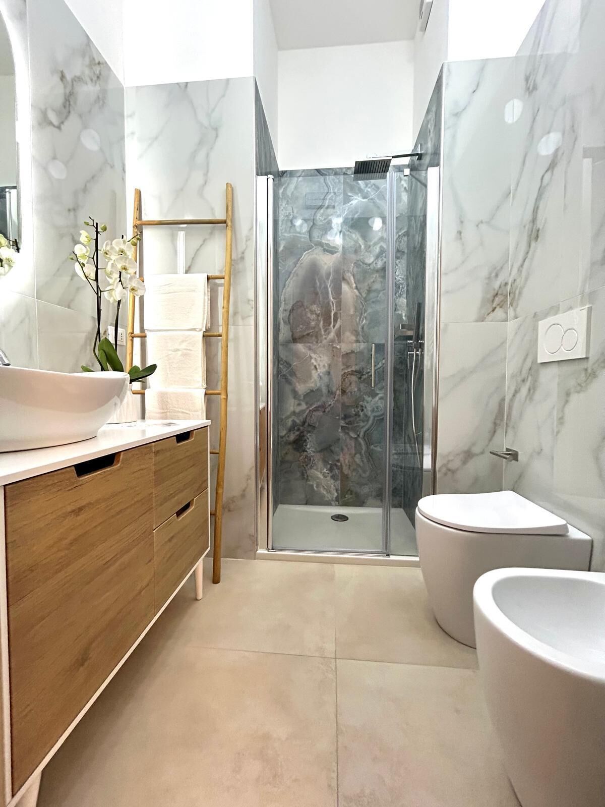 Kamar, balkon, pemandangan halaman | Kamar mandi | Shower, pancuran hujan, perlengkapan mandi gratis, dan pengering rambut