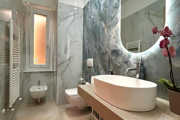 Luxury Double Room, Courtyard View | Bathroom | Shower, rainfall showerhead, free toiletries, hair dryer