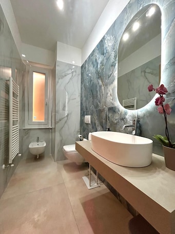 Luxury Double Room, Courtyard View | Bathroom. Sea Pearl Luxury Rooms