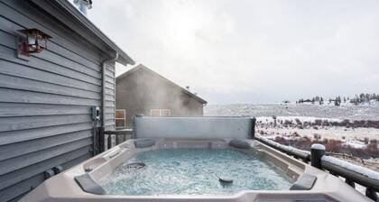 Stunning Modern Mountain Retreat with Private Hot Tub