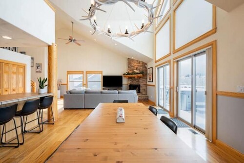 Stunning Modern Mountain Retreat with Private Hot Tub