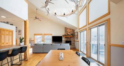 Stunning Modern Mountain Retreat with Private Hot Tub