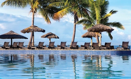 Pool. Fiji - Whyndham -Beachfront Resort- Denarau - 2 BR