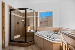 Een douche, een bubbelbad, een haardroger, handdoeken