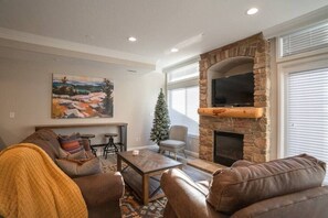 Smart TV, fireplace - Lakeside Funscape LS33 | Ski & Snowboard | Hot Tub (Huntsville)