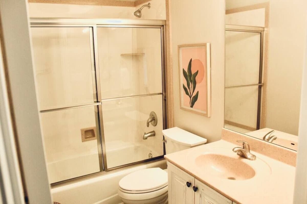 All linens, bath towels, washcloths, and hand towels are provided for your convenience.