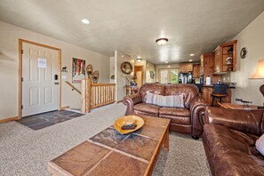 TV connectée, cheminée, baby-foot, table de tennis de table