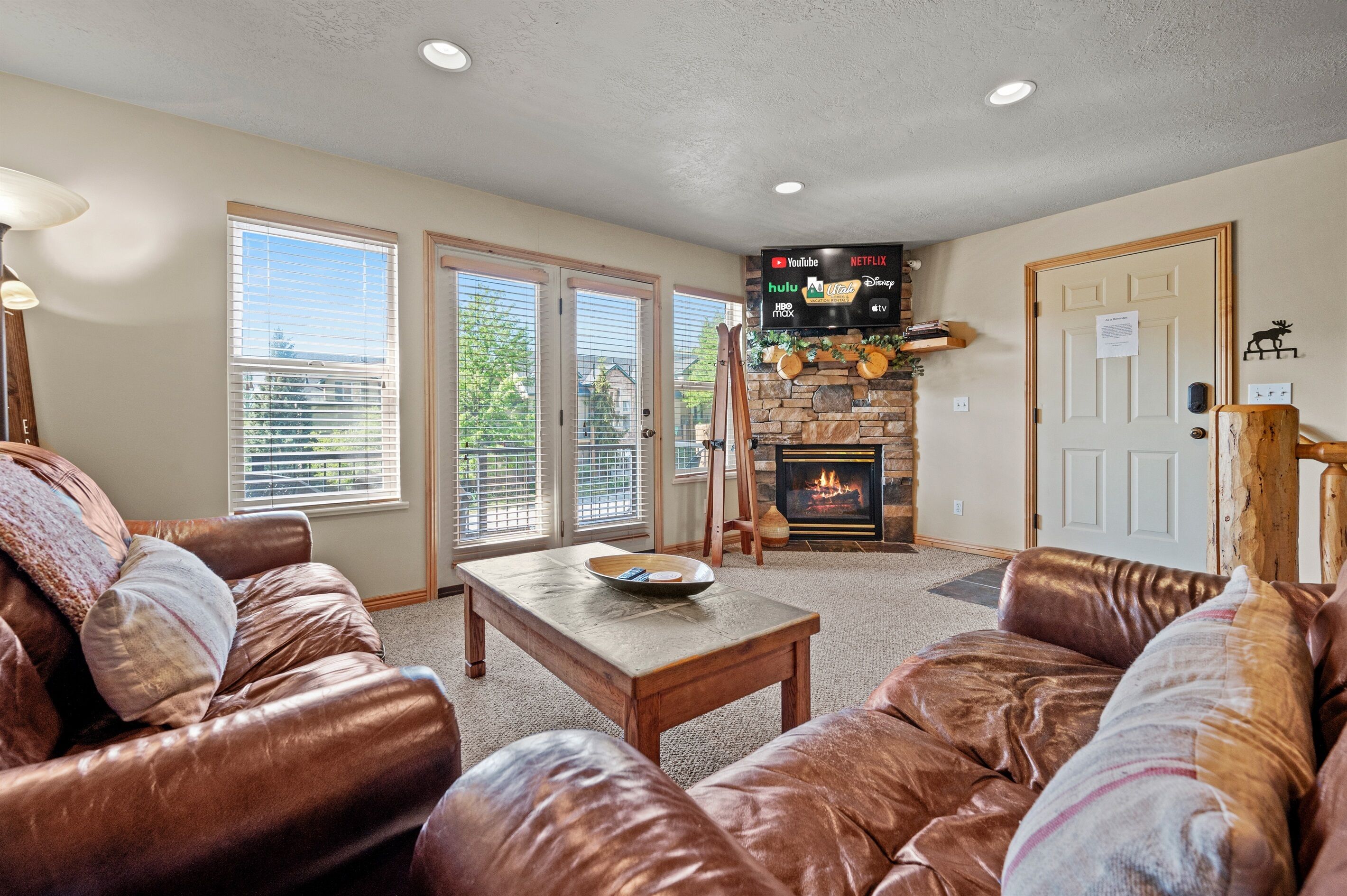 Smart TV, chimenea, futbolito y tenis de mesa 