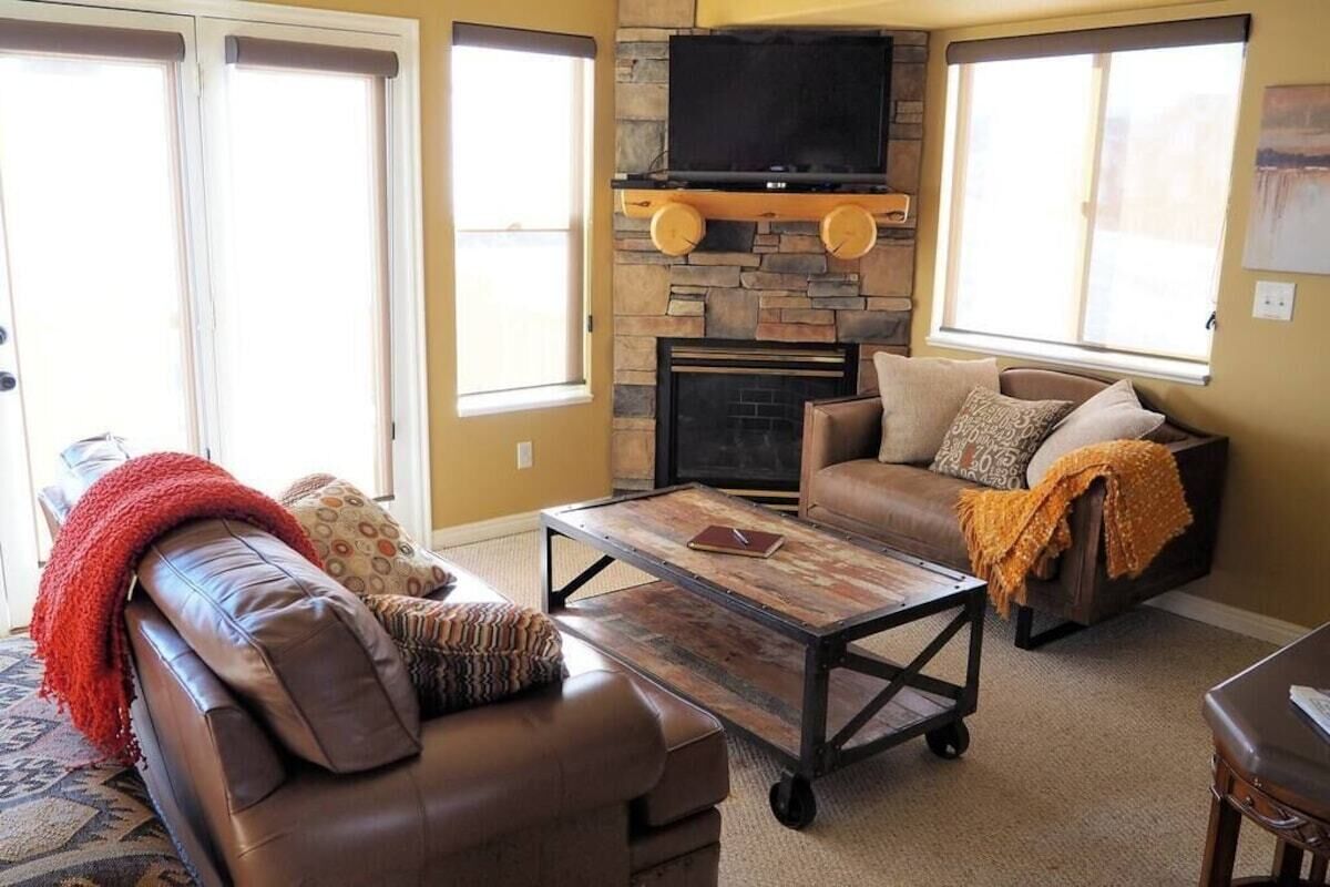 Light & Bright Mountain View Condo (MH501)