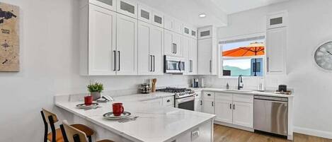 Een koelkast, een magnetron, een oven, een kookplaat