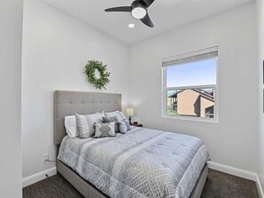 4 habitaciones, tabla de planchar con plancha y cuna de viaje