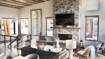 Een smart-tv, een open haard en tafelvoetbal